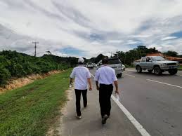 Timbalan ketua menteri / menteri perdagangan dan perindustrian. Madius Caught In Traffic Jam Walks To District Office