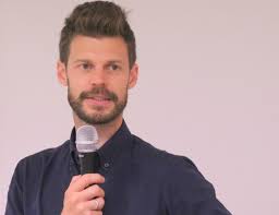 Leder oder spaltleder mit einem, auf der außenseite aufgebrachten oberflächenüberzug, der eine dicke von mehr als 0,15mm aufweist, jedoch ein drittel der gesamtdicke des materials nicht. Rodt Prover A Prakke Flest Mulig Pa Hellas Utrop