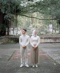 Instagram/@rumahpengantin.anisah) dikutip dari unggahan instagram @rumahpengantin.anisah, bagi anda yang biasa mengenakan hijab lebar bisa menggunakan gaun syar'i ini. 14 Inspirasi Foto Prewedding Islami Romantis Dan Tetap Syar I Tanpa Sentuhan