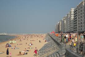 Links, hotel splendid, volledig vernield tijdens de tweede wereldoorlog. Het Strand Van Oostende