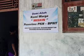 Program ini diberikan oleh dinas. Rumah Ditempeli Stiker Demi Allah Kami Warga Miskin Penerima Pkh Mundur