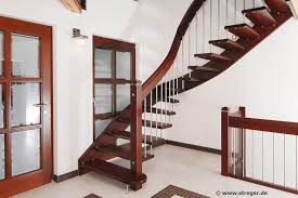 Die Tragbolzentreppe Aus Dem Heimischen Holz Der Buche Wurde Auf Mahagoni Gebeizt Der Edle Dunkle Farbton Bildet Einen Eindrucksvollen Treppe Holztreppe Haus