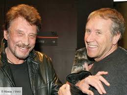 Aujourd'hui, découvrez la jolie rencontre entre l'acteur yves rénier et un lama. Yves Renier Son Etonnant Rituel Lorsqu Il Se Rend Sur La Tombe De Johnny Hallyday Voici