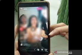 Kemaluan wanita ini di masuki botol lalu di perkosa oleh pria bangladesh, yang gak kuat jangan nonton. Video Mesum Janda Gemparkan Warga Desa Pengenjek Lombok Tengah Antara News Mataram Berita Ntb Terkini
