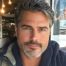 Tú eres el hombre más bello que he visto yo también , pero eres Muy joven  para mi