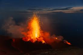 Imagem de um vulcão em erupção