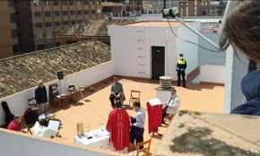 La cosa es que pareciera que no sólo hay fiestas clandestinas… ¡sino que también misas acá igual pasan cosas», comenzó diciendo la joven. Espana Catolica Hacia Una Iglesia Clandestina Que Se Es