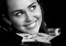 Miley Cyrus sale del hospital y ya tiene en agenda una cita con Cody  Simpson... y Justin Bieber