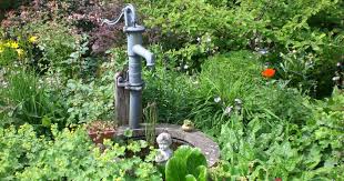 Der Eigene Brunnen Im Garten Brunnen Garten Gartenbrunnen Brunnen Bauen