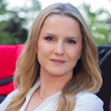 Lauren Crafton's Instagram, Twitter & Facebook