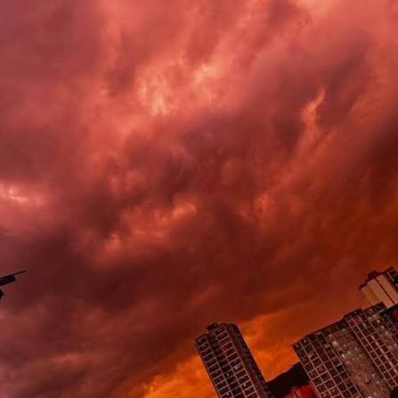 Varios usuarios en redes sociales han compartido imágenes de un inusual  atardecer rojo en Caracas. Consultando a la Inteligencia Artificial sobre  este fenómeno explica: “El impresionante cielo rojo que se vio este