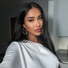 Amber Kent's Instagram, Twitter & Facebook