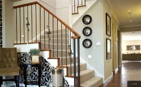 Doğal dekorasyondan hoşlanan kişilerin tercihi olarak öne çıkan ahşap, farklı merdivene yan duvar olarak monte edilen pleksiglas aynı zamanda koruma işleviyle iniş çıkışları da güvenli kılar. Luks Dubleks Merdiven