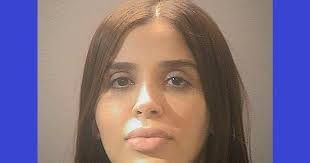 Esposa de El Chapo queda detenida sin derecho a fianza