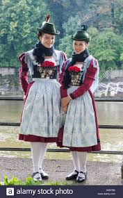Hd00:29belle femme aux longs cheveux blonds et droits. Costume Bavarois Traditionnel Femme Factory Store