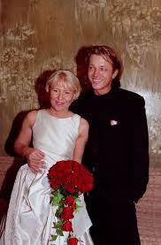 Przez kilka lat mieszkał i pracował w niemczech. Jarek Jakimowicz I Joanna Sarapata Aktor I Malarka Pobrali Sie W 1998 Roku Wedding Photos Just Married Couples