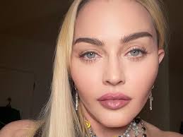 Сексуальна жінка". 63-річна Мадонна знялася з розставленими ногами і рачки