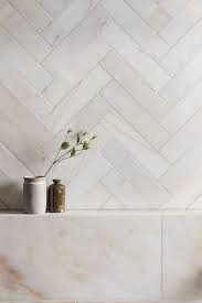 Doe dit bij alle tegelvoegen die je wilt verwijderen. Calacatta Amber Honed Marble Tiles Mandarin Stone Mandarin Stone Herringbone Tile Pattern Bathroom Interior Design