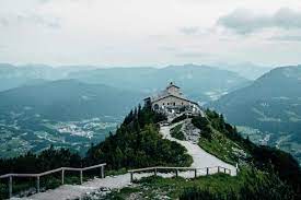 Hitler besuchte 1923 erstmals den obersalzberg.nach der machtergreifung 1933 wurde der kleine ort zum führersperrgebiet, das sich bis zum kehlstein erstreckte, völlig umgestaltet. Kehlsteinhaus Einfach Munchen