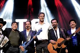 Ver las letras de los tigres del norte y escuchar camelia la tejana, la banda del carro rojo, la mesa del rincon, un día a la vez y más canciones! Los Tigres Del Norte Talk Vicente Fernandez Lgbt Fans And Beto O Rourke