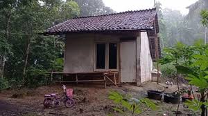 Halaman yang terlihat simple nan elegan dengan penataan keramik yang apik. Suasana Rumah Di Pedesaan Yang Asri Nyaman Dan Tenang Rumah Di Desa Sindangjaya Pangandaran Youtube