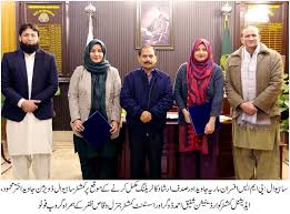 Commissioner Sahiwal Division Javed Akhtar Mehmood is giving commemorative  shields to female trainee officers