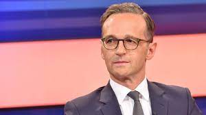 He is a member of the social democratic party. Fur Schminke Frisur So Oft Buchen Die Groko Minister Visagisten Politik Bild De