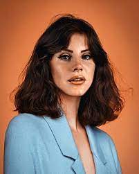 Lana With Bangs And Short Hair She Looks Very 70s Lawyer Chic Dhsjjfkdk Exalation Disco Hair Short Hair Styles Beach Waves Hair Tutorial