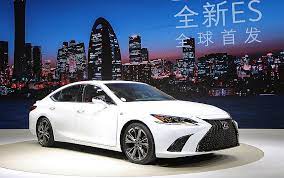 The es inherits the uniquely ergonomic steering wheel found in the uncompromising ls. å‡Œå¿—ä¸­å …æ–°æˆ°åŠ›æ–°ä¸–ä»£ Lexus Es 2018åŒ—äº¬è»Šå±•ç™»å ´åœ‹å…§æŽ¨ä¼°æœ€å¿«å¹´åº•äº®ç›¸ åœ‹çŽ‹è»Šè¨Škingautos