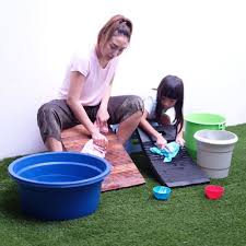 Masukkan pakaian ke dalam mesin cuci, lalu tambahkan deterjen cair atau bubuk yang sudah diformulasikan untuk jenis mesin cuci bukaan depan. Mama Teladan 10 Potret Ayu Dewi Ajari Anak Cuci Baju Hingga Setrika
