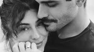 Aos 25 anos, ex-'Malhação' Caroline Dallarosa fala do noivado e da relação  com os quatro enteados