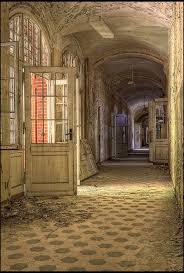 Die Beelitz Heilstatten Ein Mystischer Ort Perfekt Fur Aufregende Aufnahmen Abandoned Places Abandoned Mansions Haunted Places