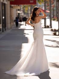 Brautkleid rückenfrei mit knopfleiste spitzen hochzeitskleid. Meerjungfrauen Brautkleid Wood Pronovias Hochzeitskleid