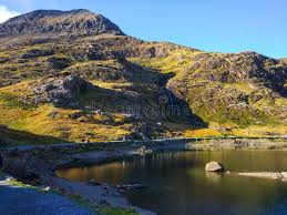Se trata de un moderno espacio de 26.000 m 2 para eventos y convenciones de hasta 5.000 delegados, incluyendo el mayor ballroom de europa, una sala diáfana de 4.000 m 2. Paisagem No Parque Nacional De Snowdonia No Pais De Gales Com Uma Estrada Atraves Das Montanhas Foto De Stock Imagem De Campo Nublado 161048796