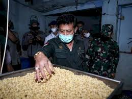 Tempeh or tempe is a traditional javanese soy product that is made from fermented soybeans. Resep Tempe Goreng Penyet Yang Praktis Dan Lezat Rasanya Indozone Id