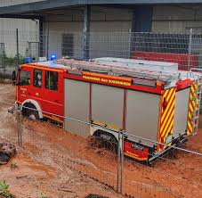 Und es gibt noch keine entwarnung, bis. Unwetter Starker Regen Und Gewitter Sorgen Fur Chaos Welt