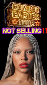 Clip of #kendalljenner & #lalisa is going viral , most are presuming Kenny  wasn't a fan of noticing her light dimming a bit and the Lisa bent a more  global star even