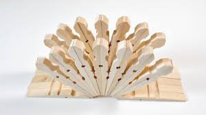 Avec les pinces à linges montessori en bois, l'enfant dès son plus jeune âge à la possibilité d'apprendre à étendre du linge sur un fil de séchoir. Idees Creatives A Realiser Avec Une Pince A Linge