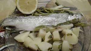 Ai spune ca e foarte simplu sa prepari un un peste bun la cuptor, insa este oare asa? Reteta Pastrav La Cuptor Pe Pat De Legume Cu Cartofi In Unt Retete Simple