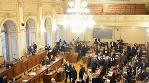 Jedná se o dolní komoru parlamentu, senát označujeme jako horní komoru. Poslanecka Snemovna Hleda Se Poslanec Znacka Zakladni Skola Staci Havlickobrodsky Denik Volici Rovnez Masivne Vyuzili Ctyr Preferencnich Hlasu K Tzv Grupoetnograficodevalbom