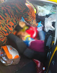Selepas itu, anak saya sudah 'terbang' daripada kereta melalui cermin sisi (sebelah penumpang) yang pecah. Budak Maut Dipercayai Tercampak Dari Pangkuan Ibu Kereta Bertembung Dalam Kemalangan Ngeri