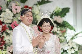 Setelah pernikahannya dengan efran fitrianto kandas. Menikah Yang Ketiga Kali Ini Kisah Cinta Tata Janeeta Yang Penuh Lika Liku Orami