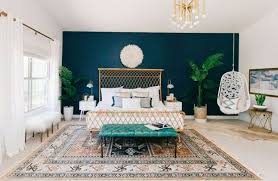 Pour avoir un look très chic dans votre chambre à coucher, vous pouvez le mélanger avec le gris, une couleur neutre et apaisante, figurant aussi parmi les couleurs les plus prisées de cette saison. Bleu Canard Dans Votre Chambre A Coucher Voici Comment L Integrer