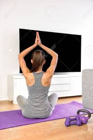 Ihr müsst also spaß haben und erfolge sehen. Yoga Madchen Tun Meditationsubung Im Wohnzimmer Zu Hause Frau Beobachtet Fitness Dvd Training Oder Das Streaming Von Online Videos Auf Smart Tv Mit Flachbildschirm Fernseher Ein Trainingsprogramm Zu Tun Lizenzfreie Fotos Bilder Und Stock Fotografie