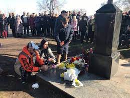 Свечи, установленные на надгробии группой туристов. Kuzma Skryabin Dtp
