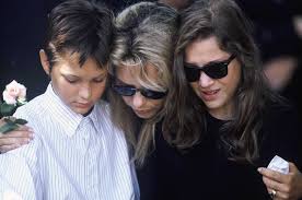 L'emblématique michel berger nous quittait le 2 aout 1992 à ramatuelle. France Gall Raphael Et Pauline Ses Deux Enfants Avec Michel Berger Les Amours De Sa Vie Elle