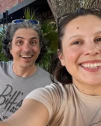 Sunny days and tons of smiles are the best parts of Spring in Savannah City  Market. Come for shopping, art, food and fun with our 40+ merchants. 📸  @cashmcbeautiful