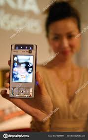 Chinese Showgirl Shows Nokia N95 Cell ...