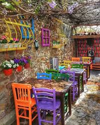 This Is So Inviting And It Works A Few Interesting Baskets Of Flowers And Mismatch Chairs In Bright Colou Gartenmobel Sets Hintergarten Unkonventionelles Dekor