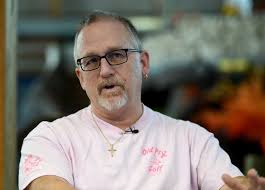 Tourists hits the links at the indoor Old Golf Pro